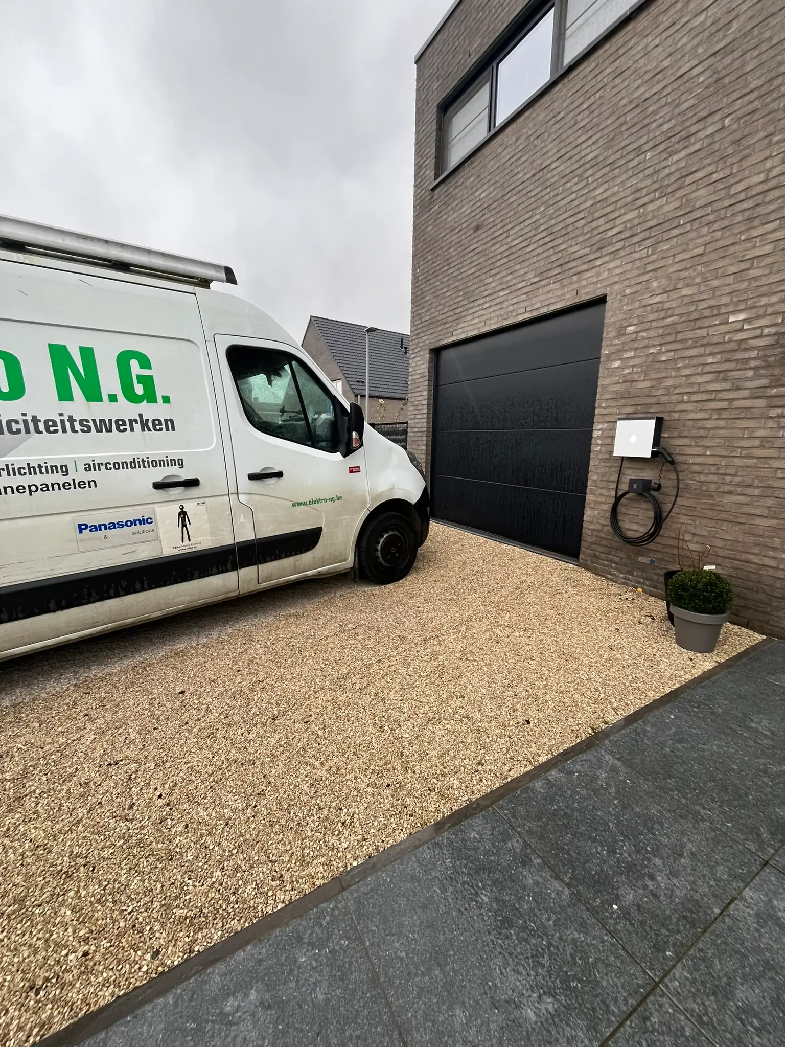 laadpaal op oprit van klant in woning te Geraardsbergen geplaatst door Elektro NG