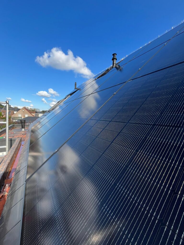 zonnepanelen op hellend dak woning geplaatst en aangesloten op omvormer en thuisbatterij in Ninove